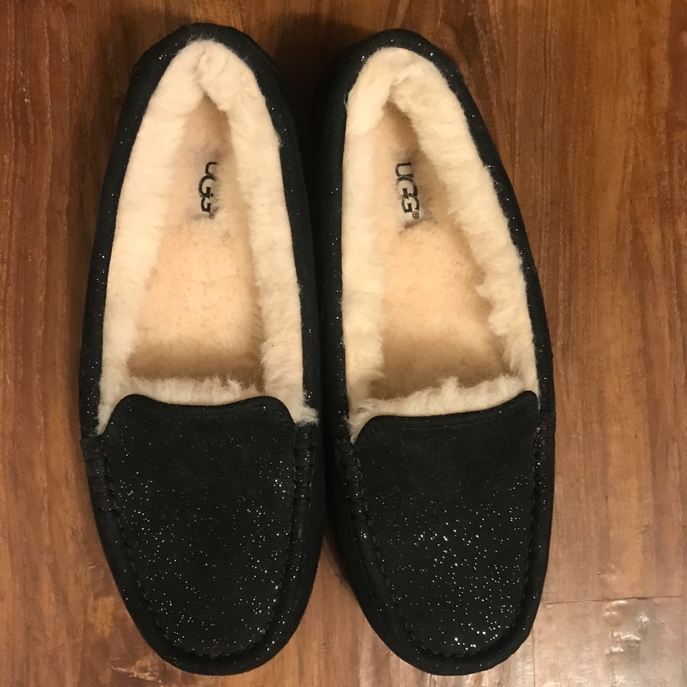 BLACK UGG SLIPPERS